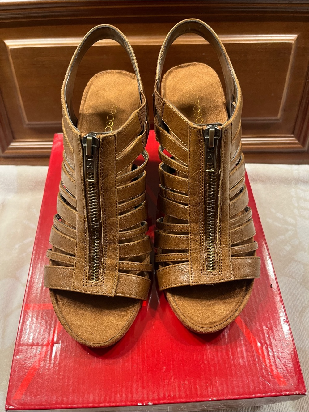 Aerosoles strappy caged gladiator-style wedge sandals, size 8M Memory foam